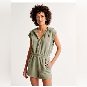 Abercrombie and Fitch Hooded Fleece Romper size XXS Tall